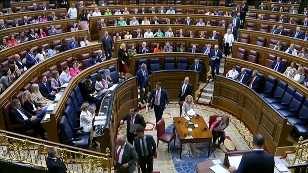 Ve španělském parlamentu bude možné používat regionální jazyky, pravice se bouří